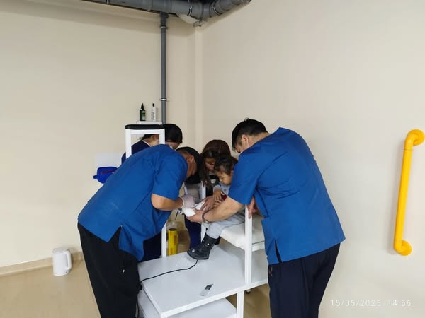 Хөгжлийн бэрхшээлтэй иргэдийн хөдөлмөр эрхлэлтийг дэмжих жилийн хүрээнд зохион байгуулж буй цогц арга хэмжээний үеэр ХБХСЗХТ, СЗСҮТ-ийн эмч, мэргэжилтнүүд Дундговь аймгийн иргэдэд сэргээн засах тусламж үйлчилгээг хүргэн ажиллаж байна.  